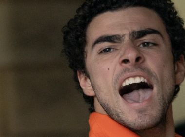 谋杀健保CEO嫌疑人Luigi Mangione抗拒引渡至纽约！在法庭外对媒体大喊“这是对美国人智商的侮辱！”